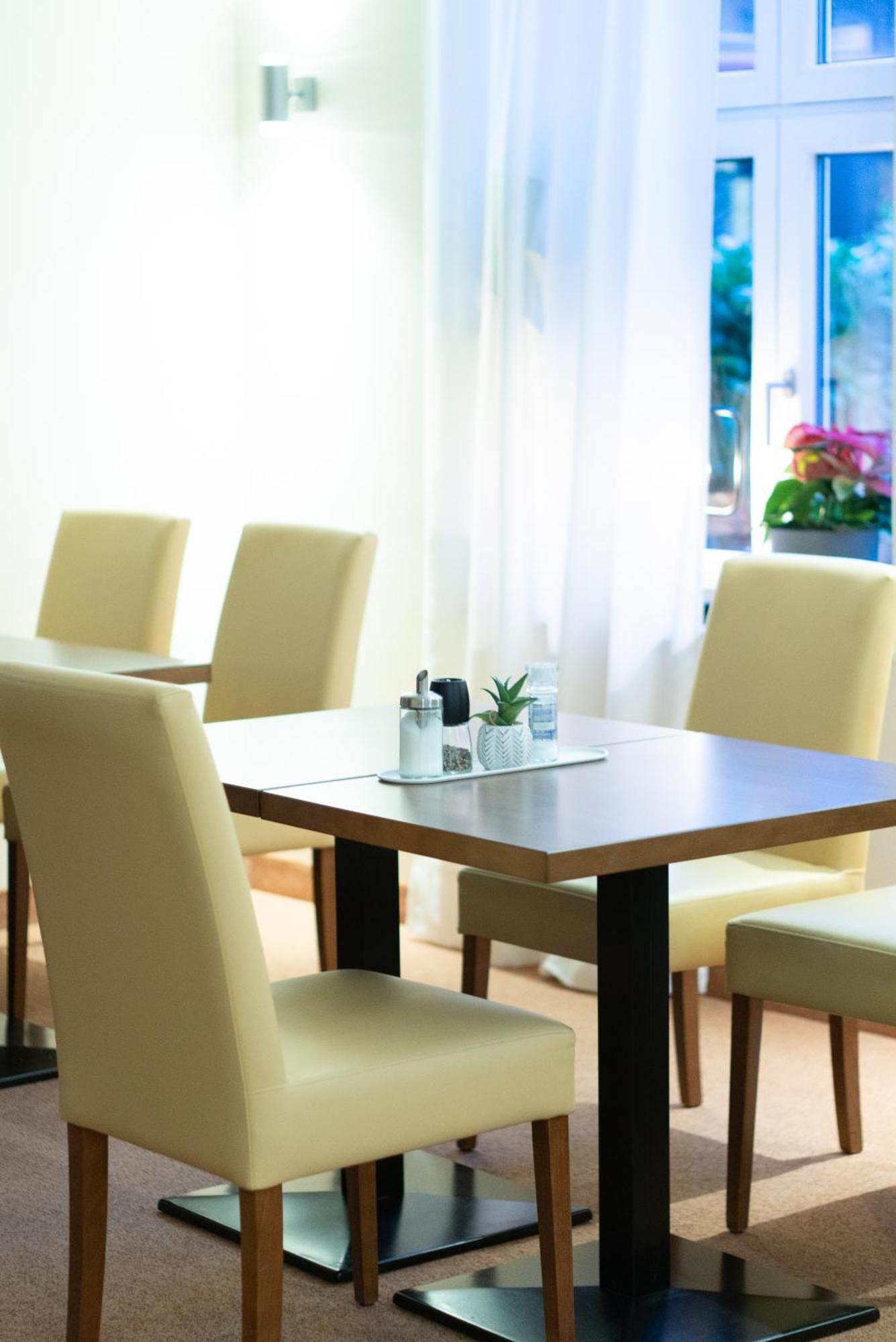 ארפורט Hotel Bruehlerhoehe מראה חיצוני תמונה